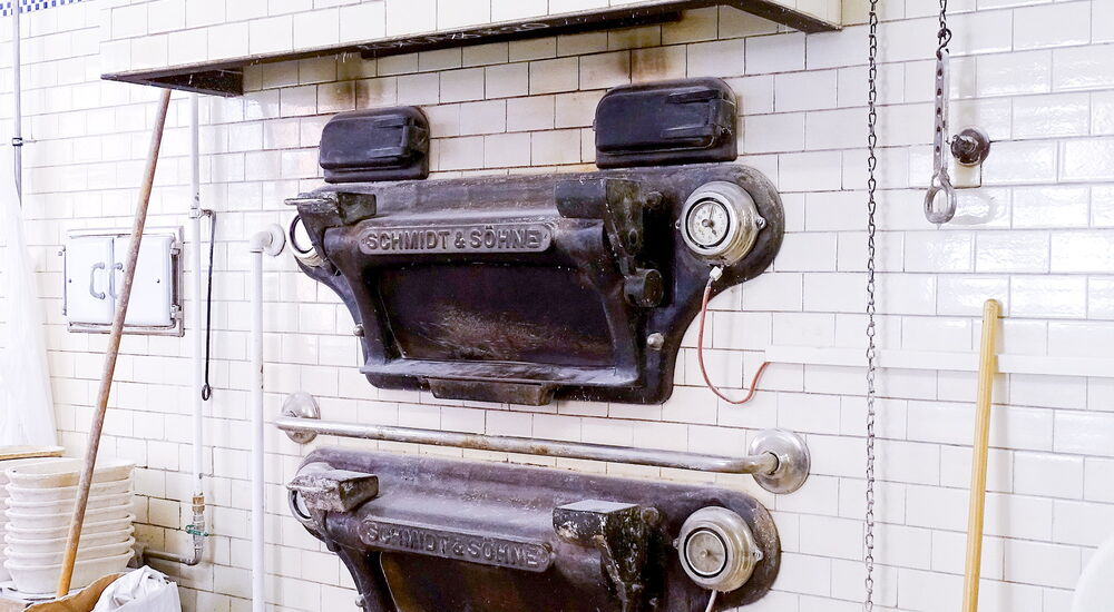 Alter Backofen in gefliester Wand als Teil der Bäckereigeschichte
