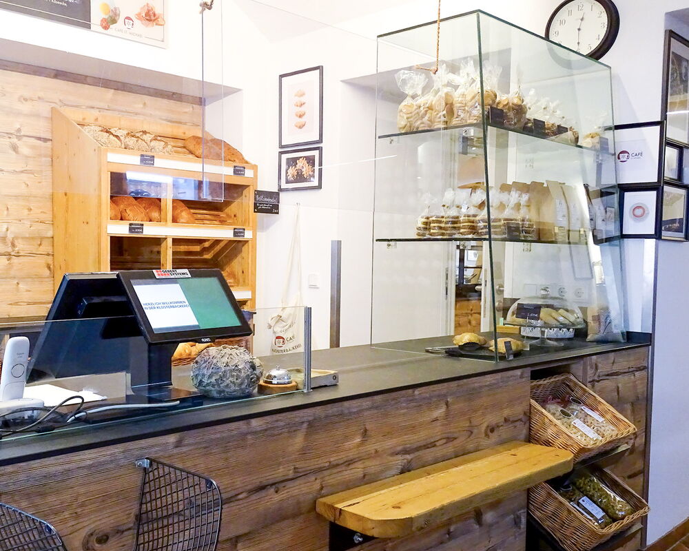 Regale mit Backwaren, verpackten Produkten und Café-Theke