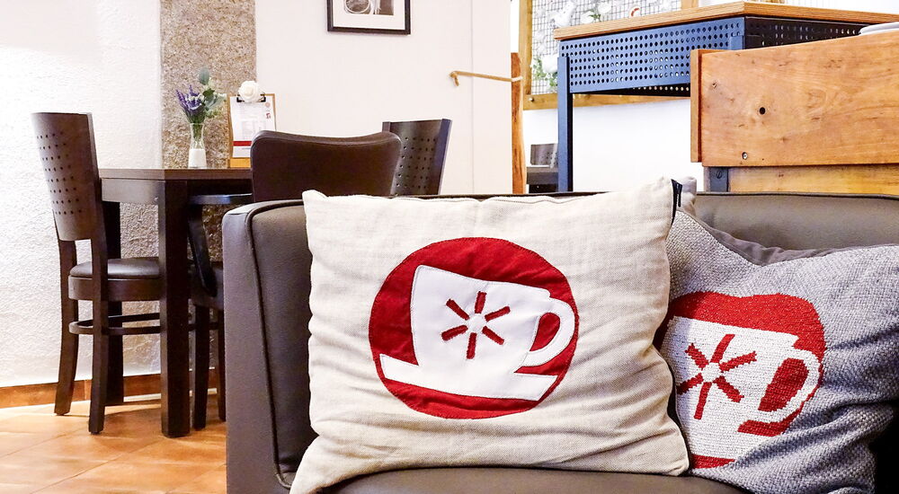 Sofa mit Kissen und Sitzbereich im Klostercafé