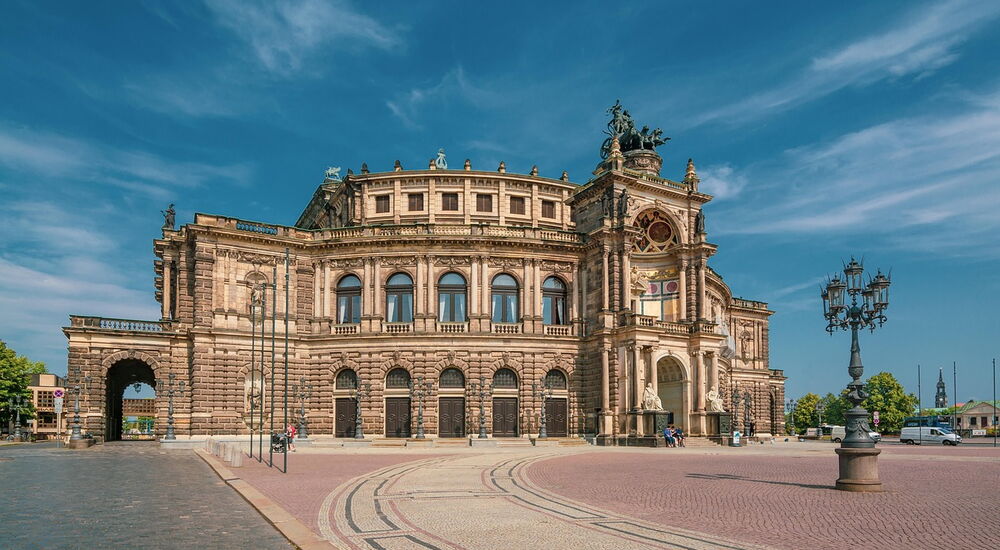 Historisches Gebäude der Semperoper in Dresden bei Tageslicht mit freiem Platz davor