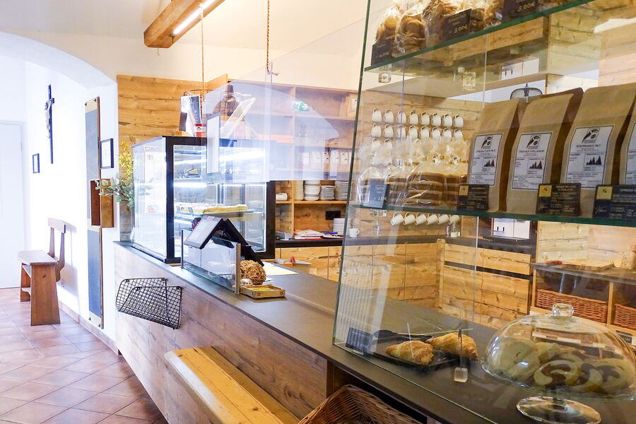 Glasvitrine mit Kuchen und Verkaufsbereich der Bäckerei